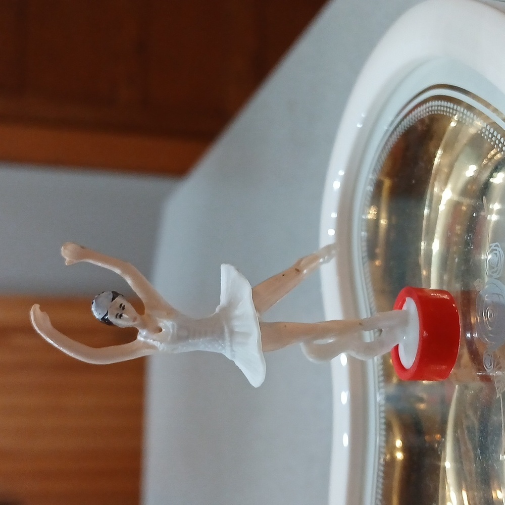 Heart-Shaped Music Box - White with Gold Interior